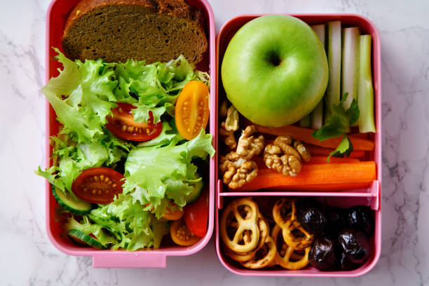 lunch-box mit salat und gesunde nahrung für arbeit und schule - bento stock-fotos und bilder