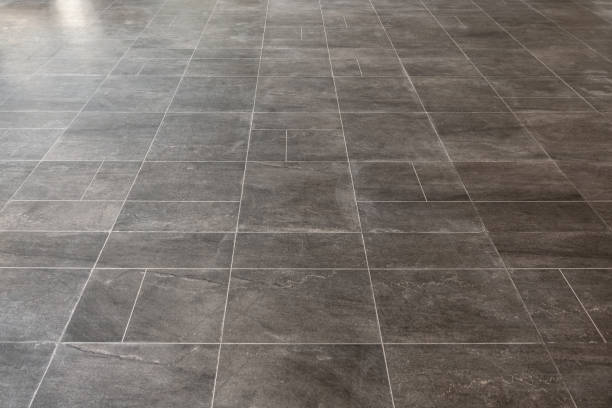 texture della superficie del motivo del pavimento in marmo grigio. primo piano dello sfondo della decorazione di interior design - tiled floor foto e immagini stock
