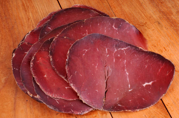 fette di bresaola - bresaola foto e immagini stock