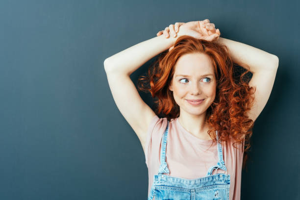 mulher com cabelo vermelho com suas mãos a seu nuca - nape - fotografias e filmes do acervo