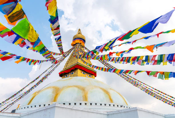 indicateurs boudhanath stupa et prière à katmandou, au népal. stupa bouddhiste de boudha stupa est l’un des stupas plus grands dans le monde - bodnath stupa kathmandu stupa flag photos et images de collection