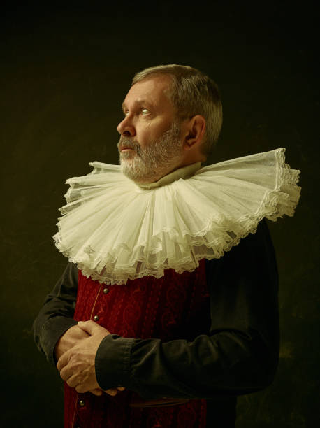 portrait officiel du gouverneur historique de l’âge d’or. studio tourné contre le mur sombre. - collerette homme photos et images de collection