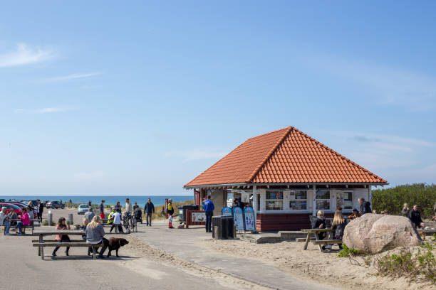 kiosco en playa de tisvildeleje, dinamarca - outdoors store beach bench fotografías e imágenes de stock