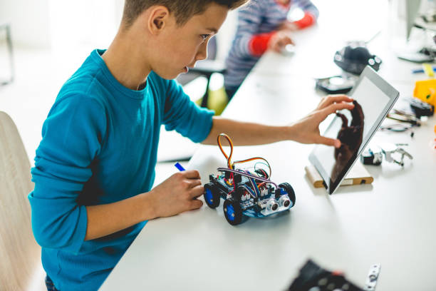 gebäude-roboter-auto für schule zuordnung - science education child classroom stock-fotos und bilder