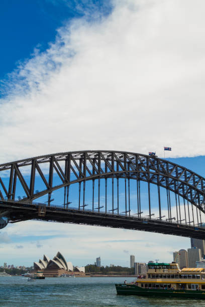 シドニー ハーバー ブリッジ - sydney harbor bridge sydney opera house vertical australia ストックフォトと画像