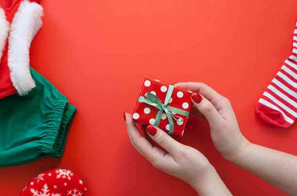 buon natale e felice anno nuovo. sfondo rosso - gift human hand box giving foto e immagini stock