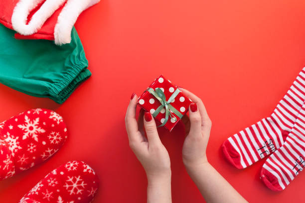 buon natale e felice anno nuovo. sfondo rosso - gift human hand box giving foto e immagini stock