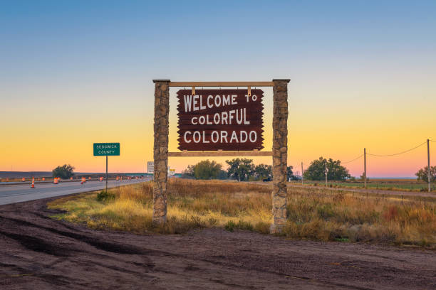 高速道路 i-76 に沿ってカラフルなへようこそコロラド州通りサイン - colorful colorado ストックフォトと画像