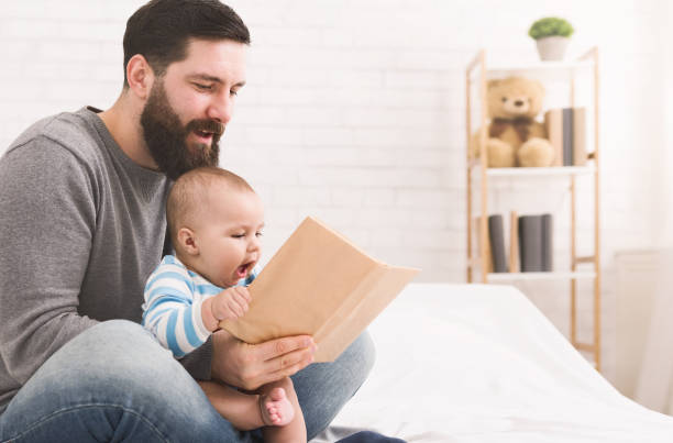 livre de lecture du père au petit fils de bébé - baby book toddler reading photos et images de collection
