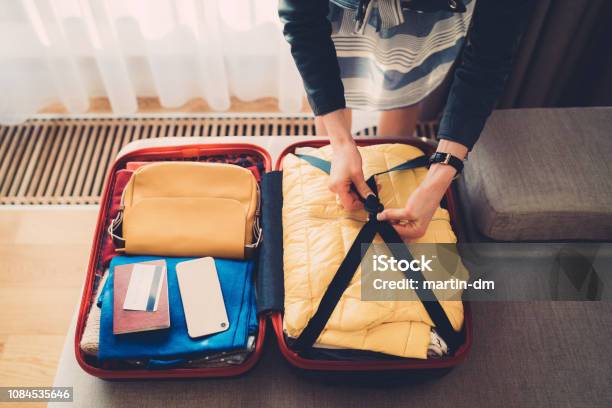 떠나기 전에 가방을 포장 하는 관광 여자 짐 싸기에 대한 스톡 사진 및 기타 이미지 - 짐 싸기, 여행 가방, 휴대 가능 수하물