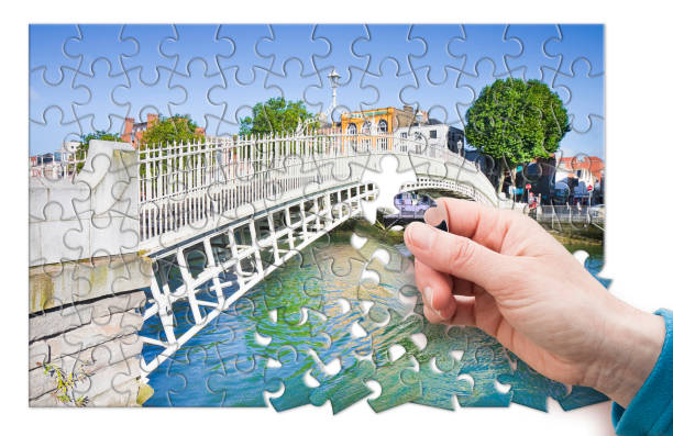 il ponte più famoso di dublino chiamato "half penny bridge" - concetto a forma di puzzle - dublin ireland bridge hapenny penny foto e immagini stock