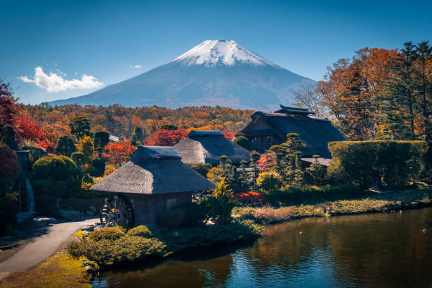 l’ancien village oshino hakkai avec mt. fuji dans la saison d’automne à minamitsuru district, préfecture de yamanashi, japon. - lake kawaguchi photos et images de collection