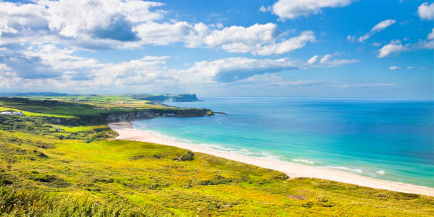 paisaje irlandés en irlanda del norte (condado de antrim - reino unido) - national trust northern ireland uk rock fotografías e imágenes de stock