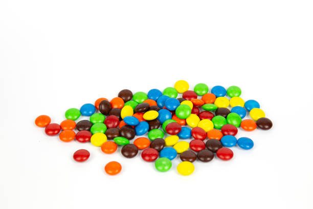 kolorowa czekolada m&ms i nie skupiają się na białym tle. - chocolate color zdjęcia i obrazy z banku zdjęć