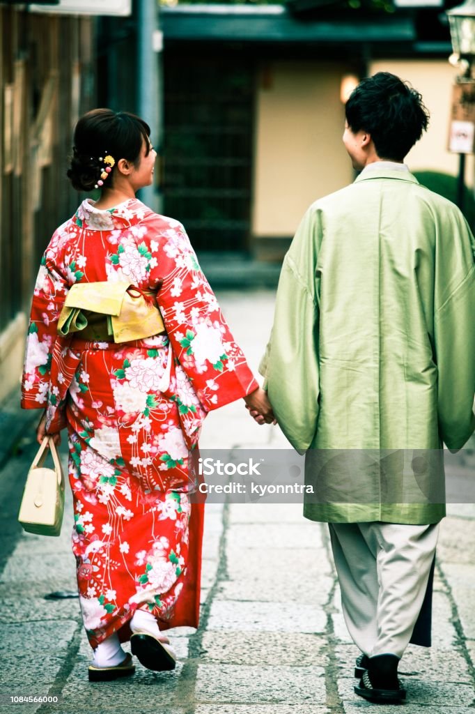 Pareja Japonesa En El Año Nuevo Foto de stock y más banco de imágenes de  Año nuevo - Año nuevo, Japonés - Oriental, Hombres - iStock