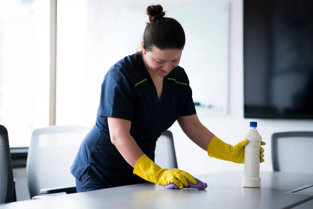 istock Woman doing toilet to an office 1084575714