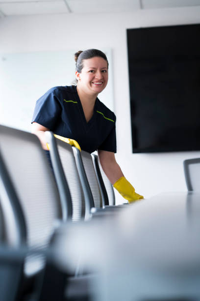 istock Woman doing toilet to an office 1084576320