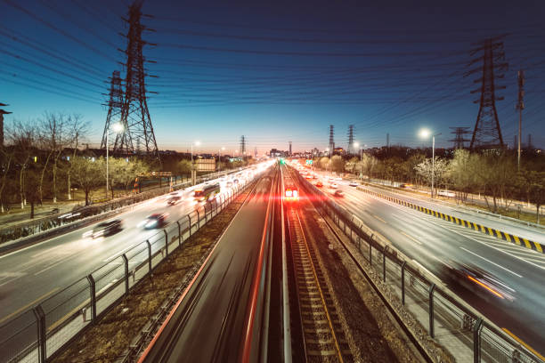 pociąg metra o zmierzchu - industry dusk night sustainable resources zdjęcia i obrazy z banku zdjęć