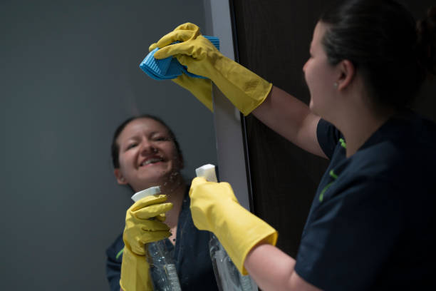 istock Woman doing toilet to an office 1084582406