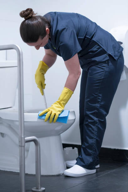 istock Woman doing toilet to an office 1084582798