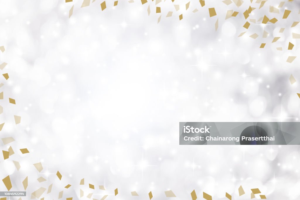 desenfoque de fondo de color plata de elegancia con luz blanco bokeh y parpadean estrella y oro confeti volando separarse y copyspace para diseño en días especiales como el festival de la feliz Navidad, feliz año 2019 celebración, evento nacional - Ilustración de stock de Fondos libre de derechos