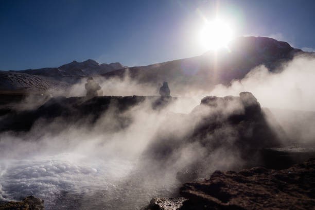 el tatio geysers , vicino a san pedro de atacama, cile. deserto - geyser nature south america scenics foto e immagini stock