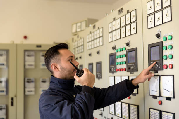 homem na frente do painel de controle - electricity control panel electricity substation transformer - fotografias e filmes do acervo