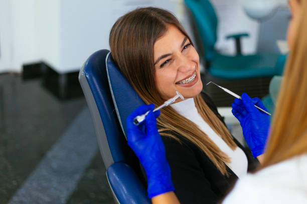 junge frau beim zahnarzt klammern kontrolluntersuchung - dental equipment chair dentist office dentists chair stock-fotos und bilder