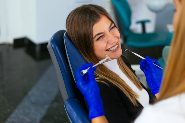 jovem mulher em chaves o dentista check-up - dentists chair dentist office chair orthodontist - fotografias e filmes do acervo