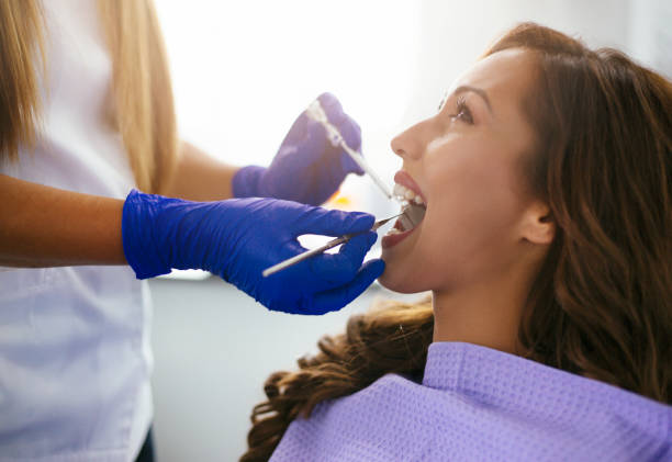 porträt einer frau beim zahnarzt - dental drill dental equipment dental hygiene drill stock-fotos und bilder