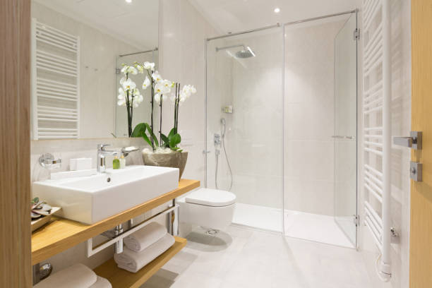 interior de un baño de hotel - bathroom contemporary sink faucet fotografías e imágenes de stock