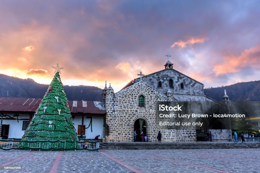 Árbol De Navidad Y La Iglesia Católica Al Atardecer Lago De Atitlán Guatemala Foto de stock y más banco de imágenes de Guatemala - iStock Árbol De Navidad Y La Iglesia Católica Al Atardecer Lago De Atitlán Guatemala Foto de stock y más banco de imágenes de Guatemala - iStock