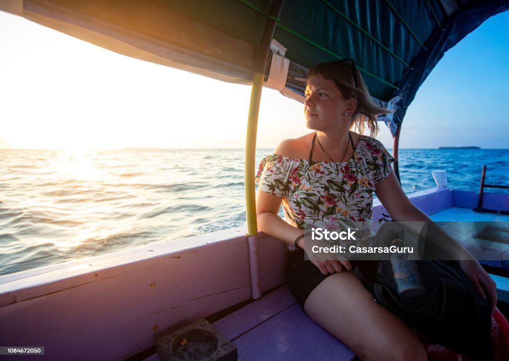 Jonge vrouw genieten van reizen op boot - Royalty-free Alleen volwassenen Stockfoto
