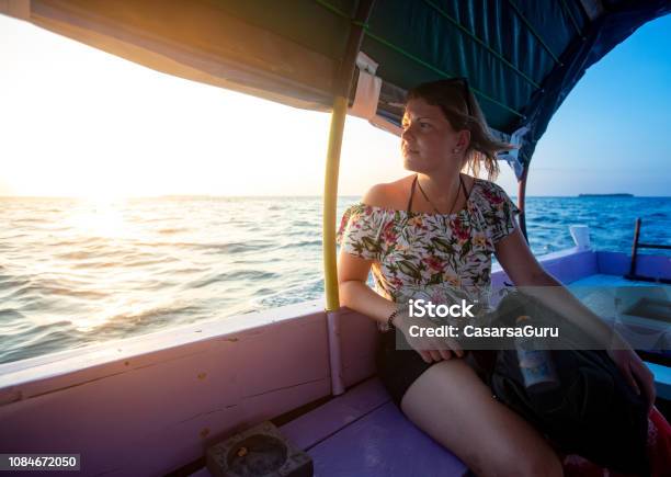 Jonge Vrouw Genieten Van Reizen Op Boot Stockfoto en meer beelden van Alleen volwassenen - Alleen volwassenen, Alleen vrouwen, Alleen één jonge vrouw