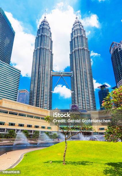 Widok Na Bliźniacze Wieże Petronas Na Tle Błękitnego Nieba Kuala Lumpur Malezja Pionowy - zdjęcia stockowe i więcej obrazów Architektura