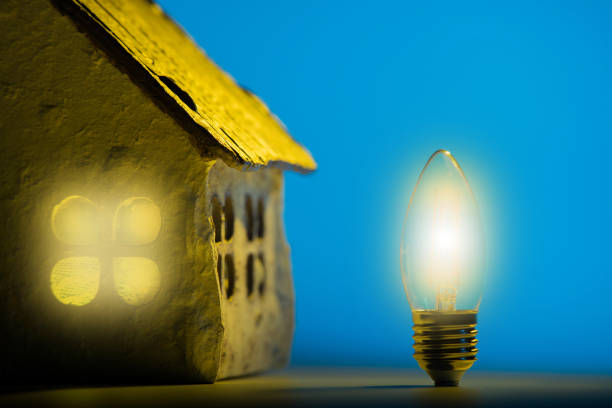 sylwetka led lampa na planie domu na niebieskim tle - piggy bank savings investment glasses zdjęcia i obrazy z banku zdjęć