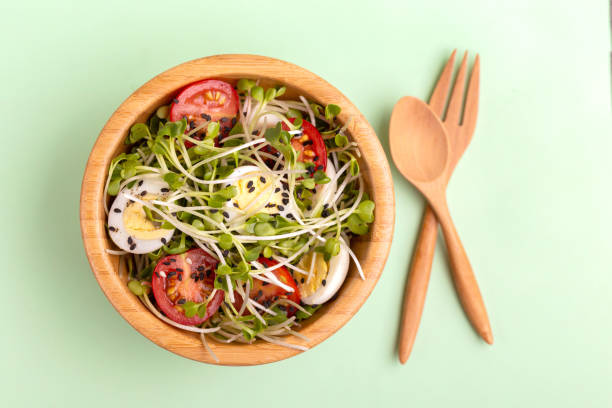光カイワレ大根、ウズラの卵、チェリー トマト、木製のボウルにごまサラダ - balsamic vinegar vinegar salad spoon ストックフォトと画像