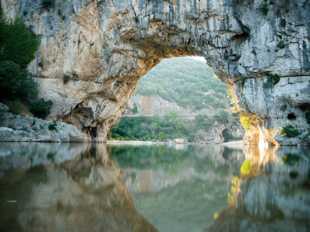 natural puente pont d ' arc en el sur de francia - ardeche fotografías e imágenes de stock