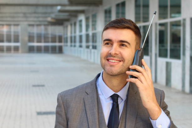 homem de negócios chamado com telefone de linha fixa sem fio velho estilo - customer service representative on the phone retro revival office - fotografias e filmes do acervo