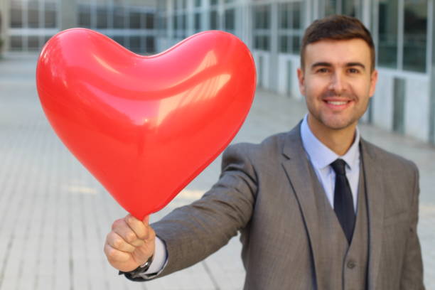 마음을 들고 세련 된 학사 - heart shape business valentines day businessman 뉴스 사진 이미지