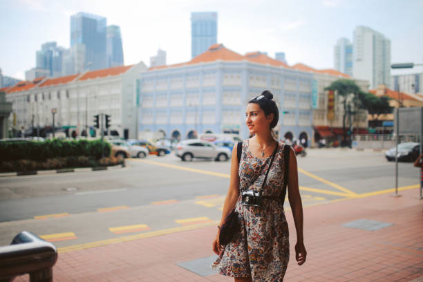 ビンテージ トーン シンガポールのストリート スタイルの肖像画 - フラウンスドドレス ストックフォトと画像
