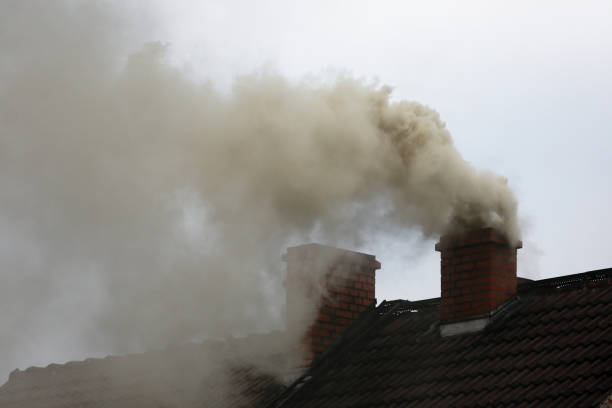 la fumée de la cheminée - smog photos et images de collection