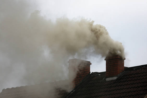 la fumée de la cheminée - conduit de cheminée photos et images de collection