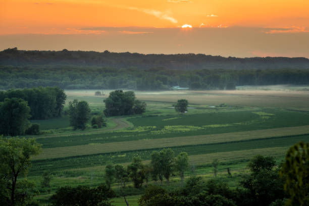 agricultural fields at sunset - columbia missouri imagens e fotografias de stock