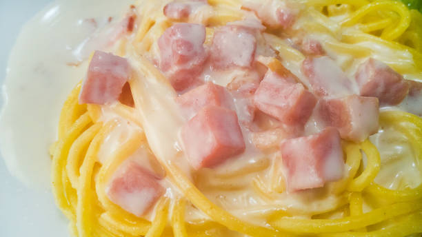 spaghetti carbonara mit sahne nahaufnahme bild. - pasta cabonara stock-fotos und bilder