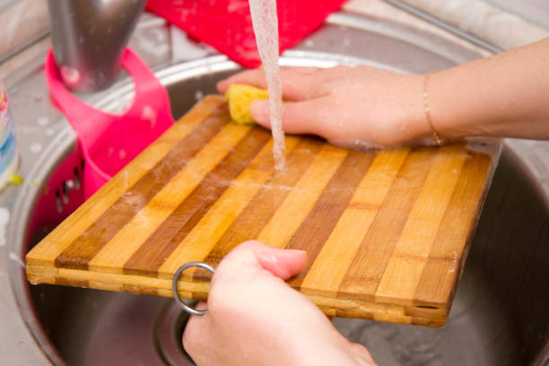 mulher lavando a cozinha mesa pelas mãos na pia da cozinha em água corrente limpa - lifestyles domestic kitchen human hand furniture - fotografias e filmes do acervo