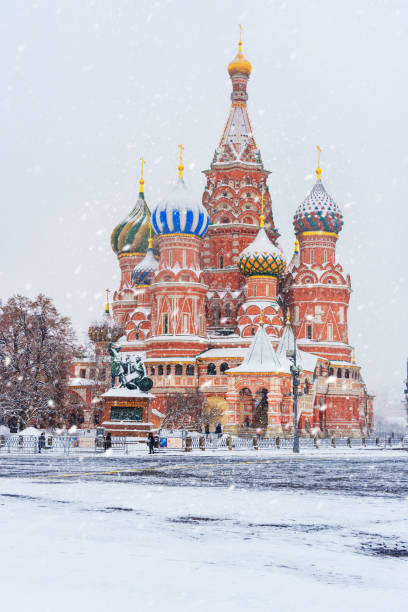 cattedrale di san basilio sulla piazza rossa in nevicata. mosca. russia - snow cupola dome st basils cathedral foto e immagini stock