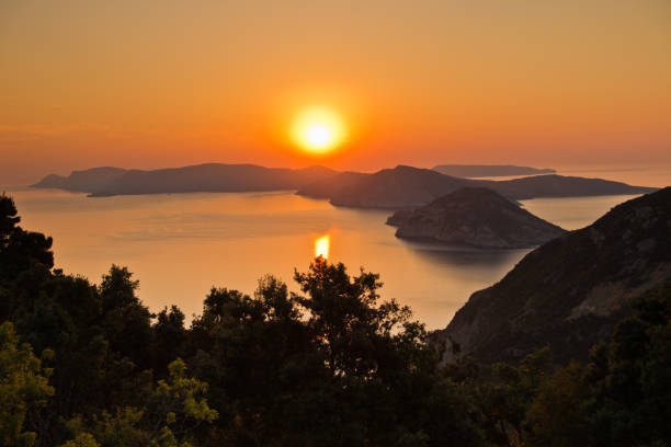 スコペロス島の丘の上から alonisos 島の背後にある空中サンライズ - sunrise hill sea sun ストックフォトと画像
