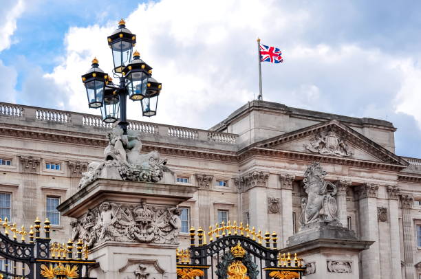 palacio de buckingham, londres, reino unido - statue history flag sculpture fotografías e imágenes de stock