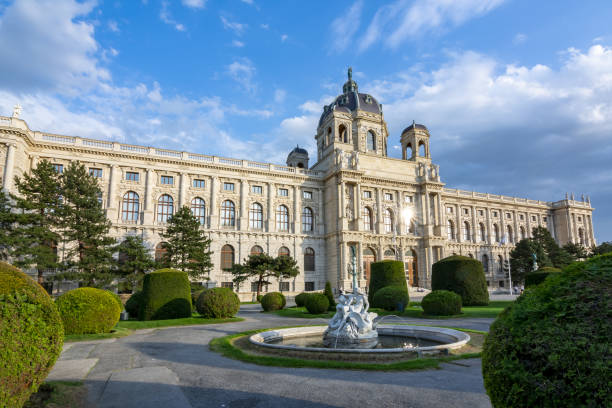 Museum of Art History (Kunsthistorisches museum) on Maria Theresa square (Maria-Theresien-Platz), Vienna, Austria Vienna, Austria - April 2018:Museum of Art History (Kunsthistorisches museum) on Maria Theresa square (Maria-Theresien-Platz) habsburg dynasty stock pictures, royalty-free photos & images